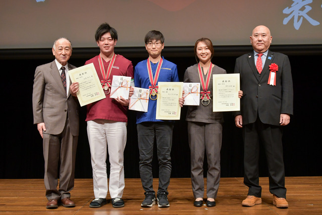 刺鍼王　優勝者は真ん中.jpg